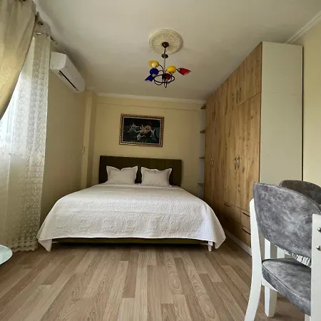 Evis Apartment *